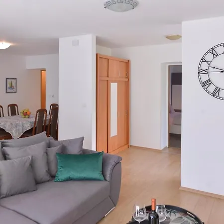 Piano Apartment *