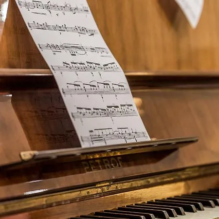 Piano Apartment *