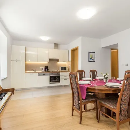 Piano Apartment *