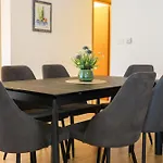 Piano Apartment *